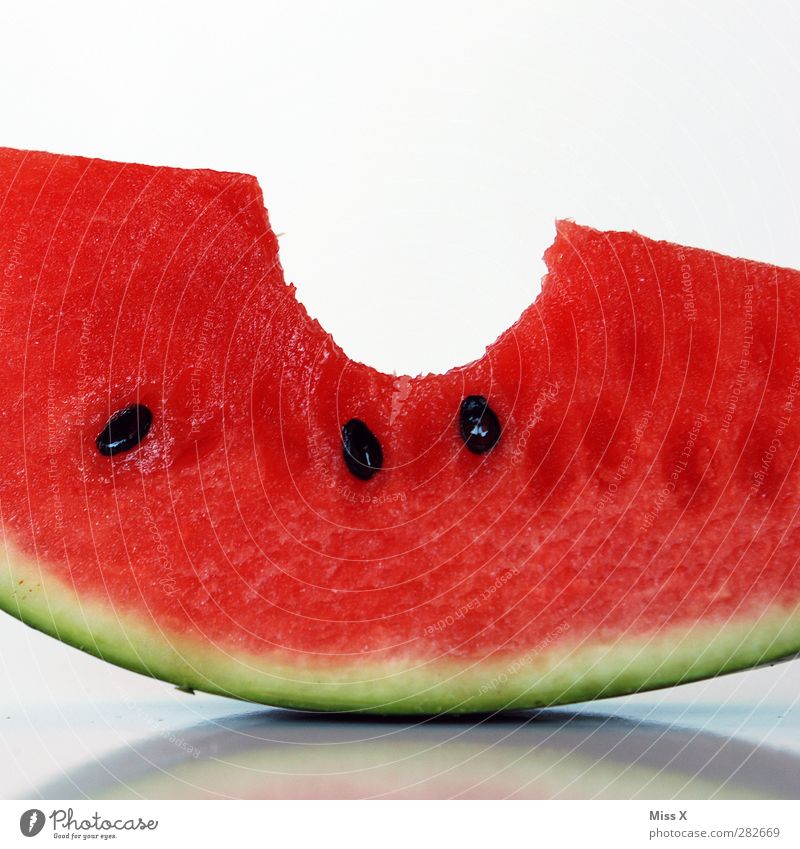 Saftig Lebensmittel Frucht Ernährung Essen Diät frisch Gesundheit lecker saftig süß rot Appetit & Hunger Biss beißen Melonen Wassermelone Kerne Farbfoto