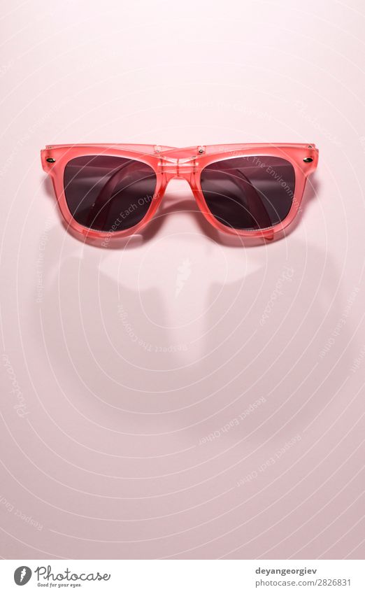 Rot leuchtende Sonnenbrille auf pastellrosa Hintergrund. Sommerzeit Stil Design Ferien & Urlaub & Reisen Strand Kunst Mode Accessoire Kunststoff hell trendy