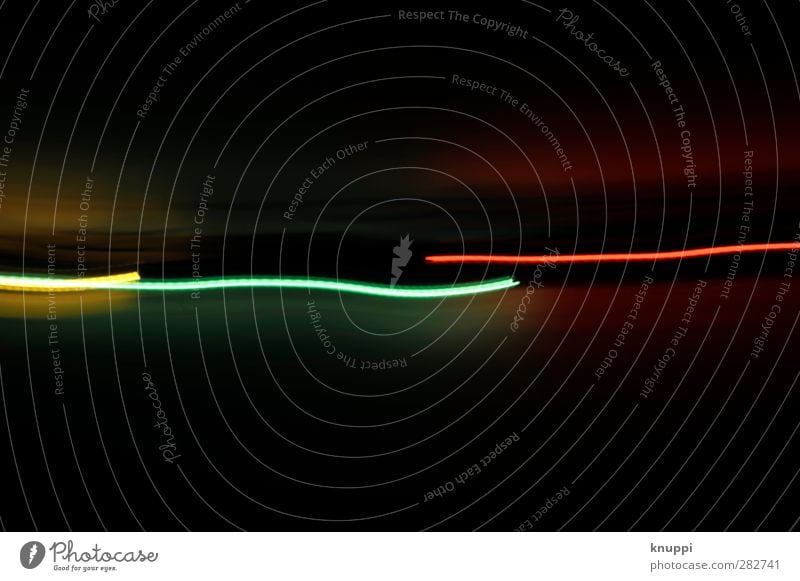 Lichtlinien Technik & Technologie gelb grün rot schwarz Lichterscheinung Linie mehrfarbig dunkel Geschwindigkeit Experiment lang schiefe Bahn horizontal Lampe