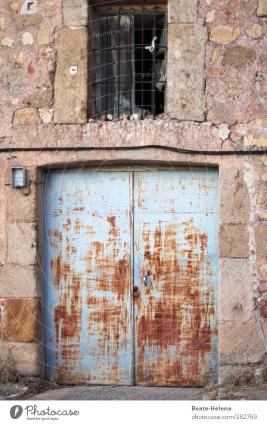 Früher war alles besser | In die Jahre gekommen Häusliches Leben Wohnung Spanien Haus Mauer Wand Fassade Fenster Tür Stein Metall Rost alt trashig