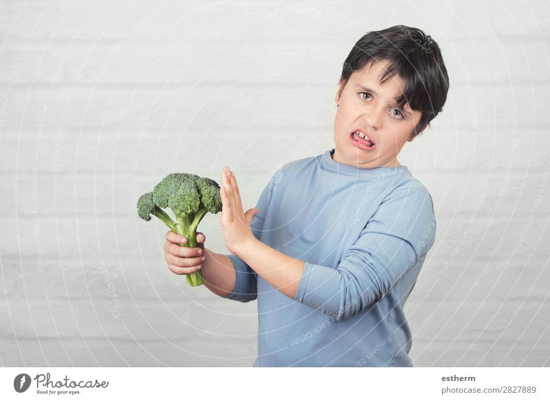 Kind mag keinen Brokkoli. Gemüse Ernährung Essen Vegetarische Ernährung Diät Lifestyle Gesunde Ernährung Übergewicht Mensch maskulin Kindheit 1 8-13 Jahre
