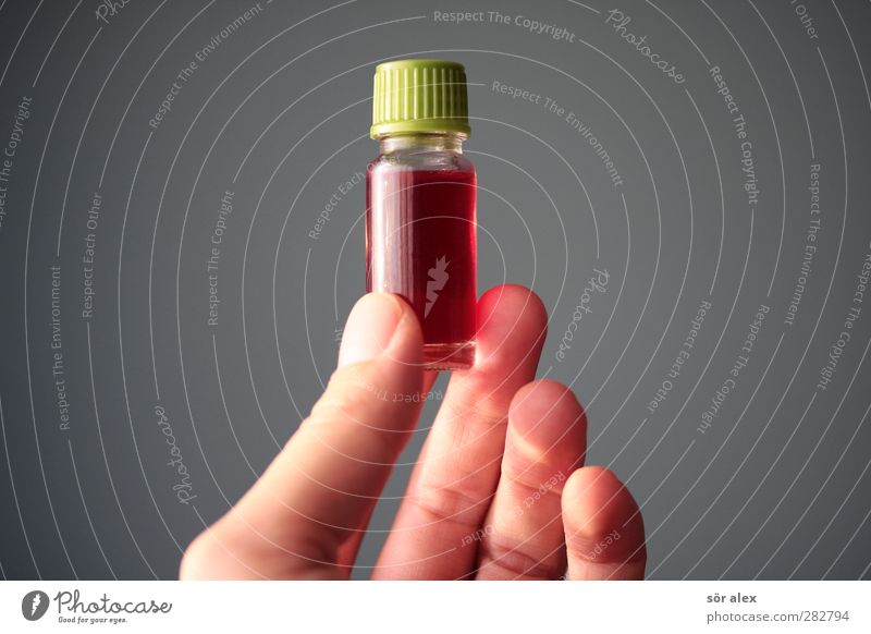 Kirschsaft Arzt Blutspender Krankenhaus Gesundheitswesen Hand Finger Flasche Babyfläschchen festhalten Flüssigkeit grün rot Leben Bluttest Medikament