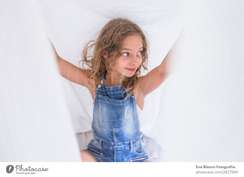 schönes Kind Mädchen spielt unter weißen Laken auf dem Bett. Lifestyle Freude Glück Freizeit & Hobby Spielen lesen Sommer Schlafzimmer Mensch feminin Kleinkind