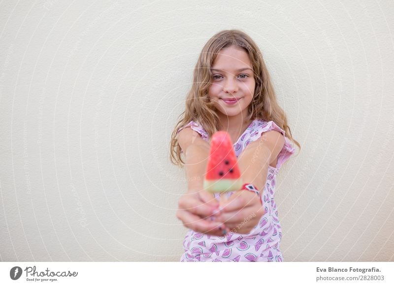 Schönes Kind Mädchen isst Eiscreme Wassermelone Frucht Speiseeis Essen Freude Glück Ferien & Urlaub & Reisen Sommer Haus Garten Mensch feminin Baby Kleinkind