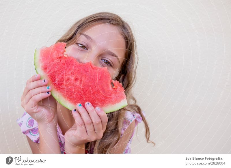 Schönes Kind Mädchen isst Wassermelone Frucht Speiseeis Essen Freude Glück Ferien & Urlaub & Reisen Sommer Haus Garten Mensch Kleinkind Freundschaft Kindheit