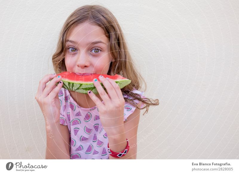 Schönes Kind Mädchen isst Wassermelone Frucht Speiseeis Essen Freude Glück Ferien & Urlaub & Reisen Sommer Haus Garten feminin Kleinkind Freundschaft Kindheit 1