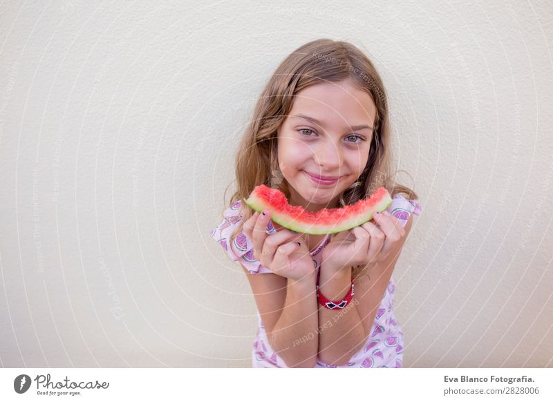 Schönes Kind Mädchen isst Wassermelone Frucht Speiseeis Essen Freude Glück Ferien & Urlaub & Reisen Sommer Haus Garten feminin Kleinkind Freundschaft Kindheit 1