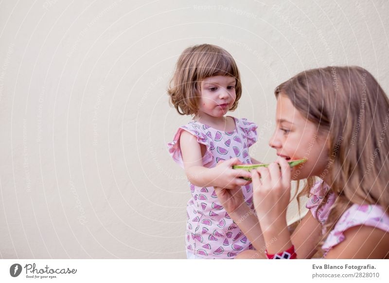 Zwei wunderschöne Schwester Kinder essen Wassermelone Frucht Speiseeis Essen Freude Glück Ferien & Urlaub & Reisen Sommer Haus Garten Freundschaft Kindheit