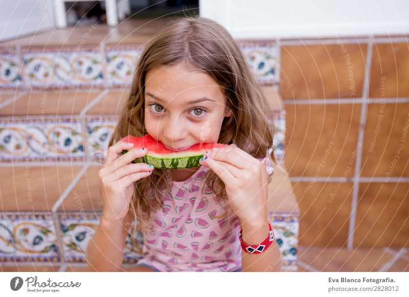 Schönes Kind Mädchen isst Wassermelone zu Hause Frucht Speiseeis Essen Freude Glück Ferien & Urlaub & Reisen Sommer Garten Freundschaft Kindheit Natur Terrasse