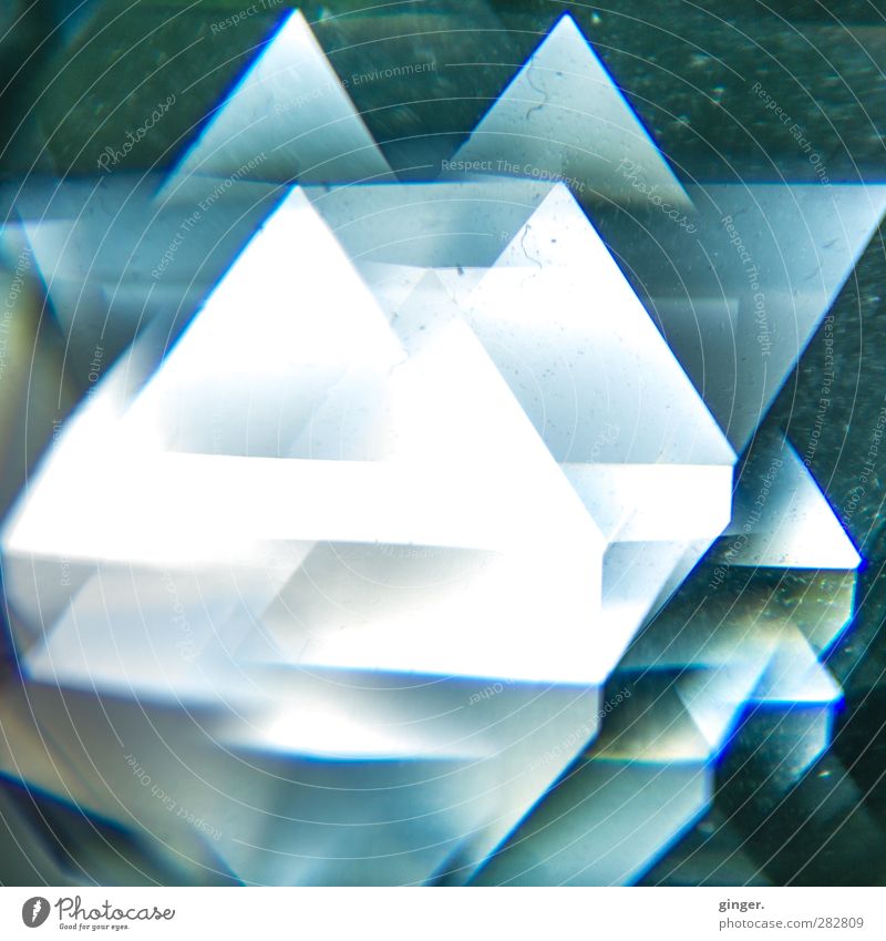 450 Facetten Spielzeug Kristalle leuchten Lichtspiel Lichtbrechung durchscheinend Dreieck geschliffen glänzend viele Verschiedenheit durchlässig blau weiß
