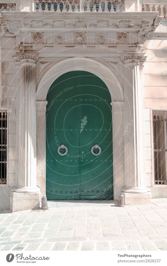 Gewölbte antike Tür auf den Straßen von Genua Stil Tourismus Städtereise Kultur Stadt Gebäude Architektur Fassade Denkmal alt historisch retro grün Sicherheit
