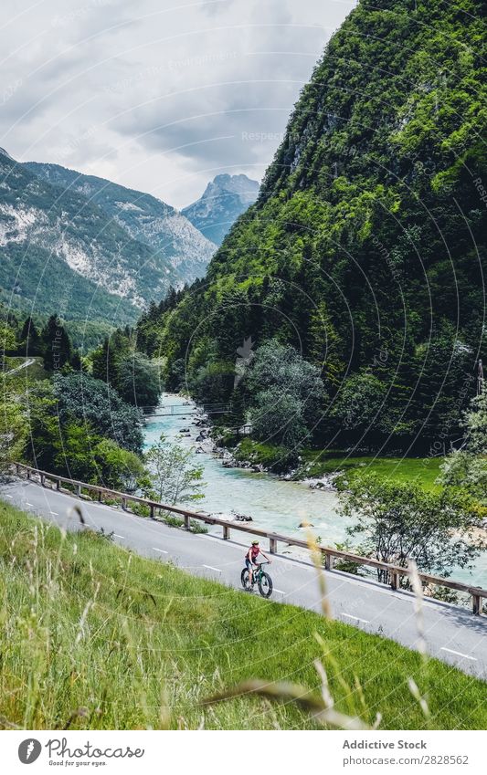 Person, die Mountainbike fährt Mensch Fahrrad Berge u. Gebirge Reiten Straße Sport Natur üben Fahrradfahren Abenteuer Motorradfahren Lifestyle Erholung Ausritt