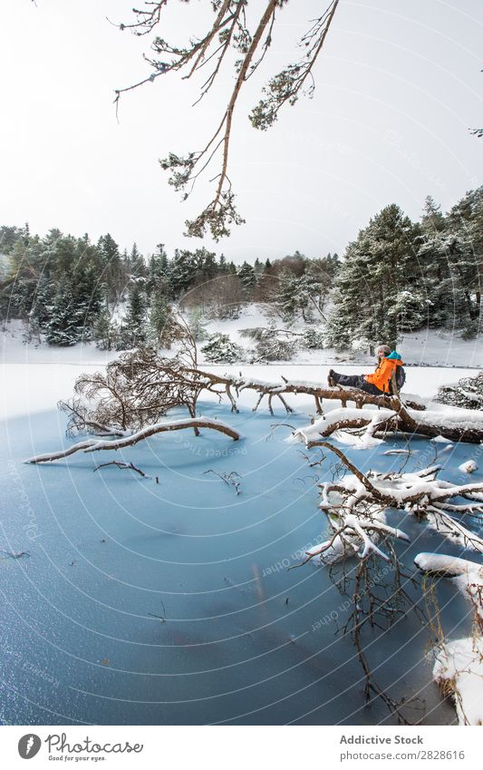 Frau im Winterwald sitzend Tourist Wald Rüssel See gefroren Natur wandern laufen Ferien & Urlaub & Reisen Landschaft kalt Schnee Abenteuer Wanderer Lifestyle