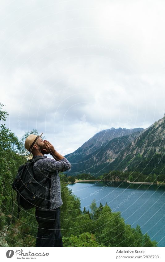 Mann schreit in den Bergen Tourist See gutaussehend bärtig Natur schreien Hände zum Mund Freiheit Ferien & Urlaub & Reisen Lifestyle Rucksack Berge u. Gebirge