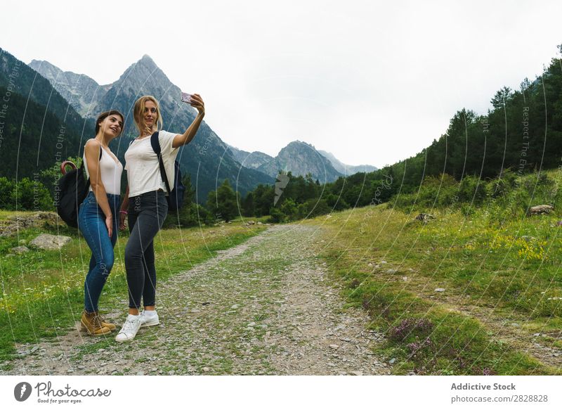 Frauen mit Selfie auf der Bergstraße Straße Berge u. Gebirge wandern Ferien & Urlaub & Reisen Abenteuer Tourist Rucksack Jugendliche Natur Ausflug