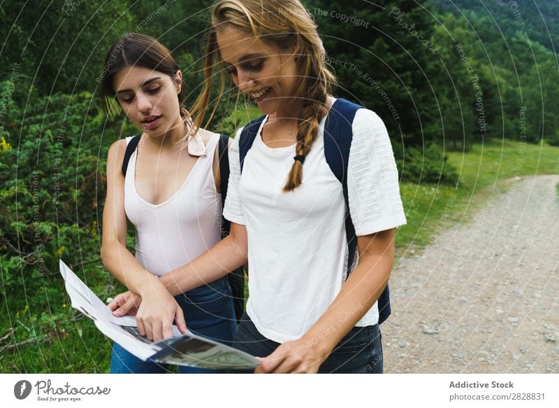 Frauen mit Karte auf Bergstraße Straße Berge u. Gebirge laufen wandern Ferien & Urlaub & Reisen Abenteuer Tourist Rucksack Jugendliche Natur Ausflug