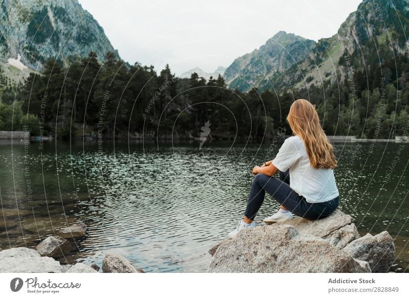 Frau auf Stein am See sitzend Berge u. Gebirge Natur Landschaft Wasser Felsen schön Jugendliche wandern Ferien & Urlaub & Reisen Abenteuer Ausflug Trekking