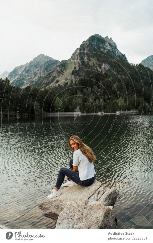 Frau auf Stein am See sitzend Berge u. Gebirge Natur Landschaft Wasser Felsen schön Jugendliche wandern Ferien & Urlaub & Reisen Abenteuer Ausflug Trekking