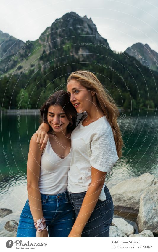 Frauen am See in den Bergen Berge u. Gebirge laufen wandern Wasser umarmend Lächeln heiter Glück Ferien & Urlaub & Reisen Abenteuer Tourist Jugendliche Natur