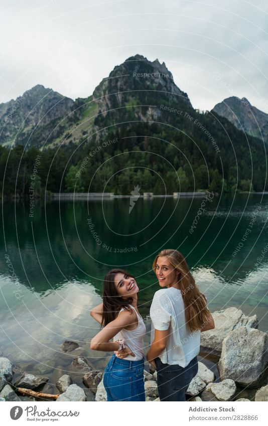 Frauen am See in den Bergen Berge u. Gebirge laufen wandern Wasser Lächeln heiter Glück Ferien & Urlaub & Reisen Abenteuer Tourist Jugendliche Natur Ausflug