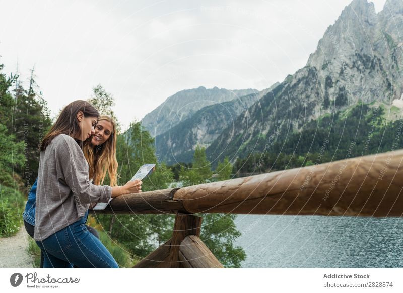 Frauen mit Karte auf Bergstraße Straße Berge u. Gebirge laufen wandern Ferien & Urlaub & Reisen Abenteuer Tourist Jugendliche Natur Ausflug Freizeit & Hobby