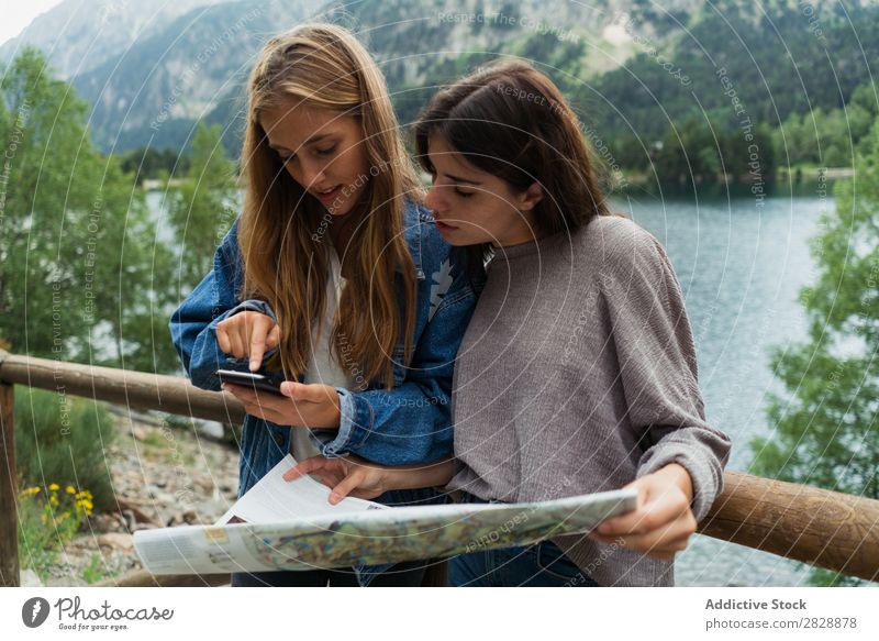 Frauen mit Karte auf Bergstraße Straße Berge u. Gebirge laufen wandern Ferien & Urlaub & Reisen Abenteuer Tourist Jugendliche Natur Ausflug Freizeit & Hobby