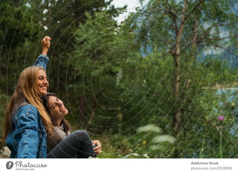 Fröhliche Frauen am See sitzend Berge u. Gebirge Lächeln heiter Zusammensein Glück lachen wandern Wasser umarmend Ferien & Urlaub & Reisen Abenteuer Tourist