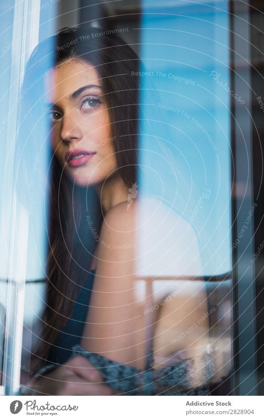 Schönes sinnliches Modell durch Glas Frau genießen Beautyfotografie zart Menschliches Gesicht natürlich Körperhaltung Erholung feminin verführerisch Jugendliche
