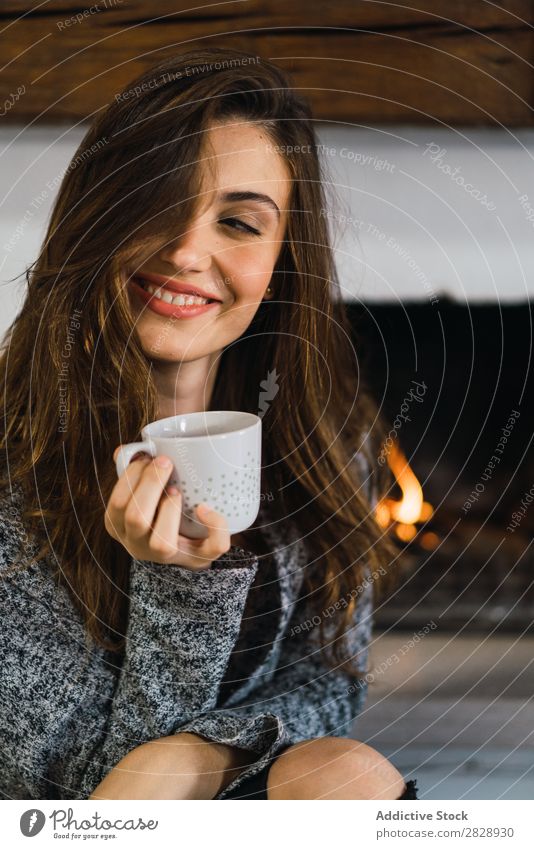 Schönes Modell mit Tasse Kaffee Frau heimwärts Kuscheln träumen Menschliches Gesicht Körperhaltung besinnlich Fürsorge Lifestyle Haus lässig romantisch Wärme