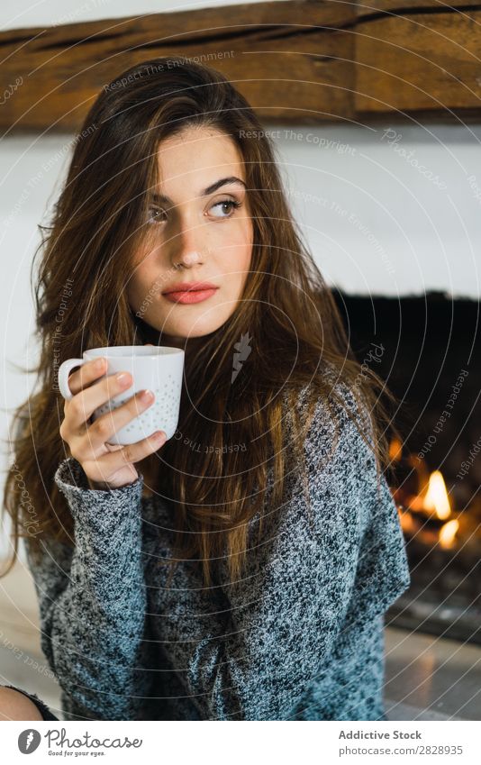 Schönes Modell mit Tasse Kaffee Frau heimwärts Kuscheln träumen Menschliches Gesicht Körperhaltung besinnlich Fürsorge Lifestyle Haus lässig romantisch Wärme