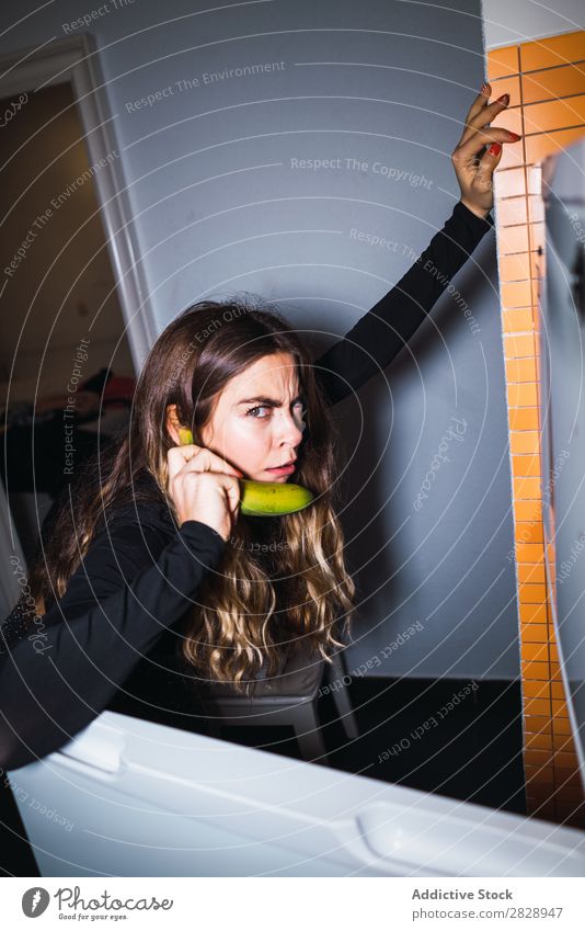 Ausdrucksstarke Frau spricht über Banane als Telefon verrückt Körperhaltung Kühlschrank sprechen Jugendliche schön hübsch Mensch Beautyfotografie attraktiv