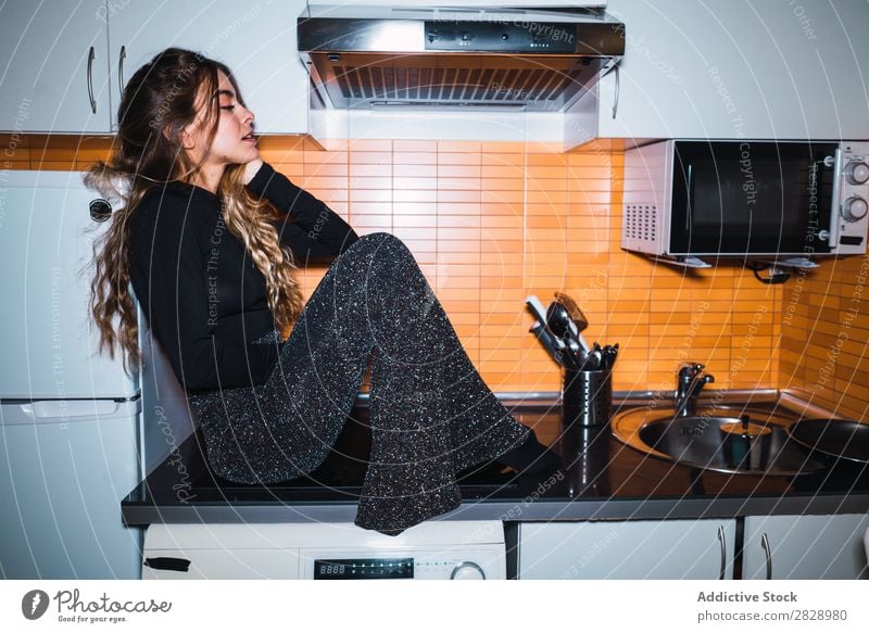 Frau auf dem Küchentisch sitzend hübsch Körperhaltung heimwärts Tisch schön Lifestyle Jugendliche Mensch Glück attraktiv Porträt Beautyfotografie niedlich