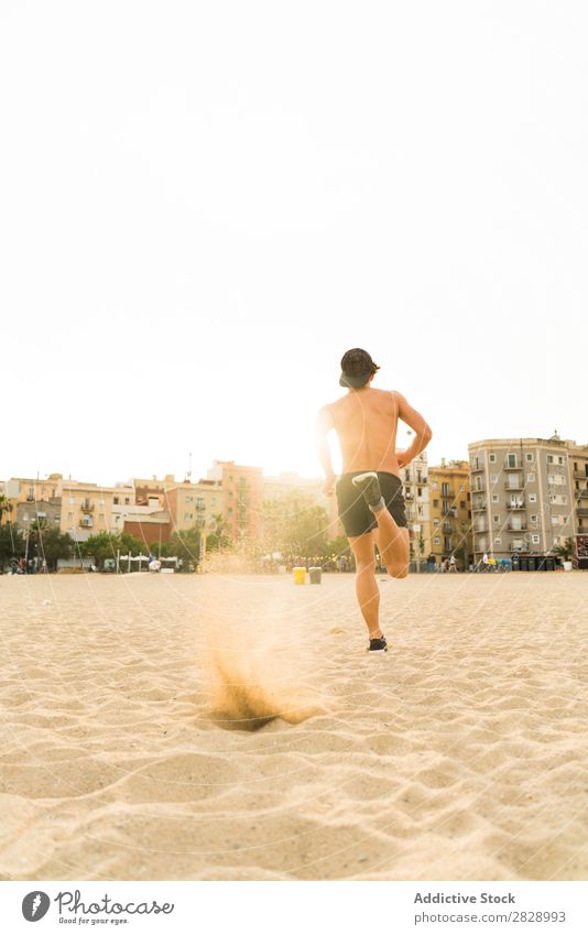 Mann läuft im Gegenlicht Strand sportlich rennen Training Aktion Joggen Fitness Läufer Geschwindigkeit Außenaufnahme Bewegung Sportbekleidung Gesundheit Sprint