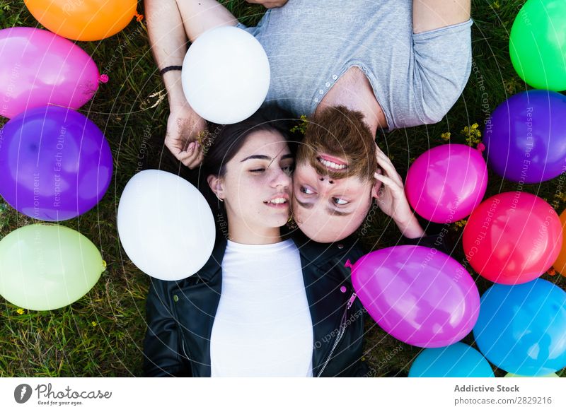 Ein Paar hat Spaß in Ballons. Frau Mann Zusammensein Deckfläche Lächeln Liebe Natur Freundschaft Mensch hübsch gutaussehend bärtig Körperhaltung Freiheit Freude