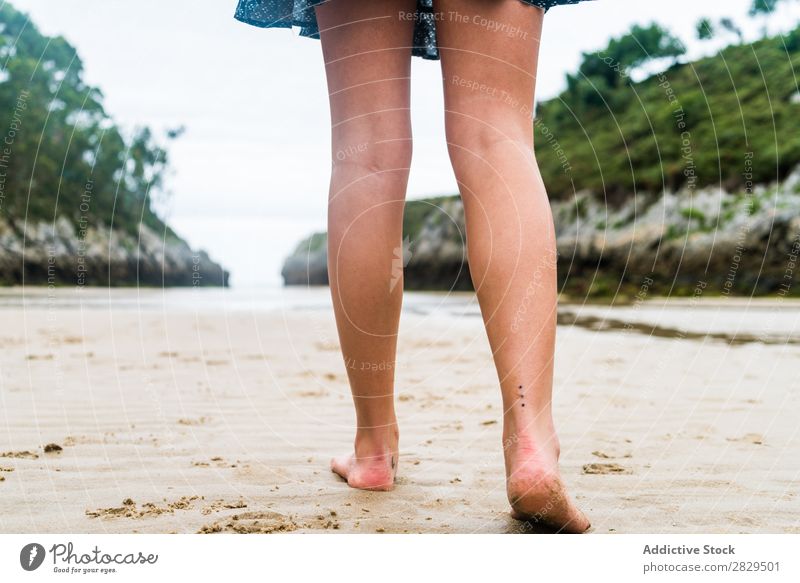 Getreidefrau, die am Strand spazieren geht. laufen Sommer Ferien & Urlaub & Reisen Fröhlichkeit Jugendliche Meer Wasser genießen tropisch Sand Seeküste