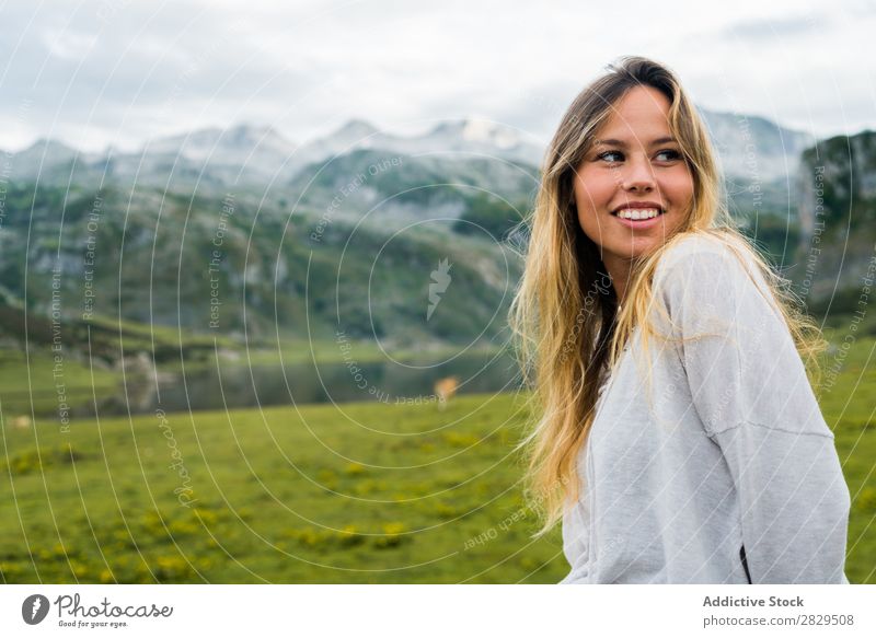 Frau, die auf einer Bergwiese posiert. Wiese Erholung Berge u. Gebirge Natur Feld Mädchen Gras schön Jugendliche grün Frühling Mensch Fröhlichkeit Freiheit