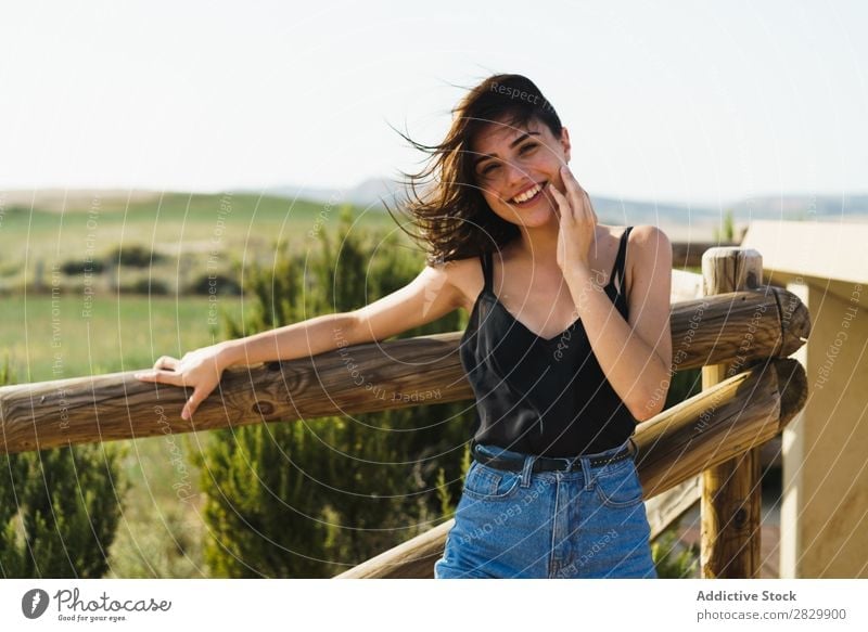 Hübsche lächelnde Frau auf dem Land Lächeln hübsch Landschaft Glück schön Porträt Natur attraktiv heiter Mensch Lifestyle Jugendliche lässig Mädchen