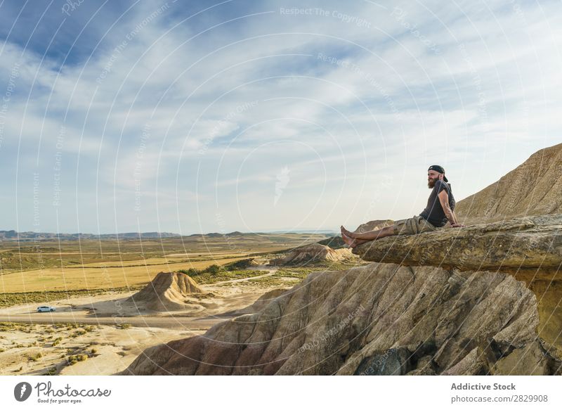 Mann entspannt sich auf einer Klippe sitzen Erholung Börde Ferien & Urlaub & Reisen Abenteuer Felsen Berge u. Gebirge Tourist Freiheit Aussicht Top extrem