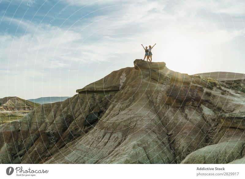 Frauen, die auf einer Klippe posieren. Aufregung stehen Hände hoch Freiheit Ferien & Urlaub & Reisen Erfolg Top Berge u. Gebirge Jugendliche Natur Felsen