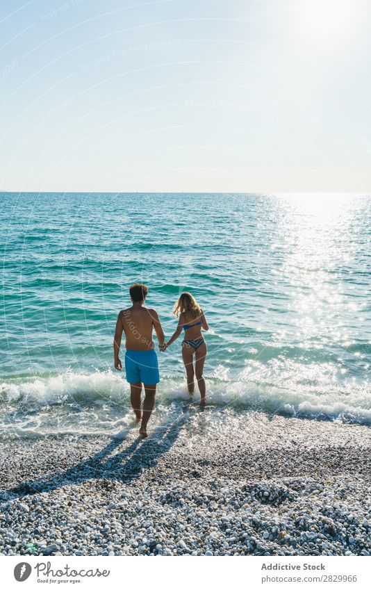 Paar posiert im Meerwasser Schwimmsport Sommer exotisch romantisch Wasser Liebe tropisch Beautyfotografie Genuss Sonne Ferien & Urlaub & Reisen Flitterwochen