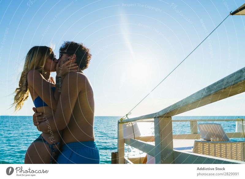 Umarmendes Liebespaar am Strand Paar umarmend Resort Flitterwochen exotisch tropisch Zusammensein Genuss Paradies 2 Körper Partnerschaft romantisch Zärtlichkeit