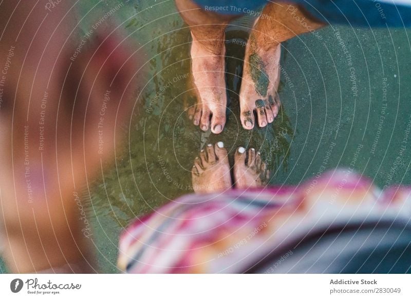 Erntepaar im Sand posierend Paar Sommer Ferien & Urlaub & Reisen Fuß Strand Zusammensein Liebe romantisch Flitterwochen Meer 2 Küste Wasser liebevoll