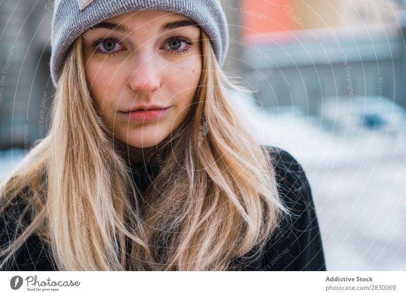 Hübsche Frau, die in der Winterstadt posiert. Stil Straße Schnee Blick in die Kamera modisch genießen Jugendliche hübsch kalt Coolness Mode warme Kleidung