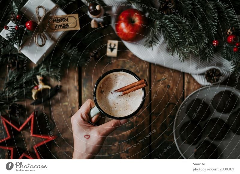 Frau mit Kaffeetasse über Weihnachtsdekoration Getränk Heißgetränk Latte Macchiato Espresso Tasse Becher Lifestyle elegant Stil Design Feste & Feiern