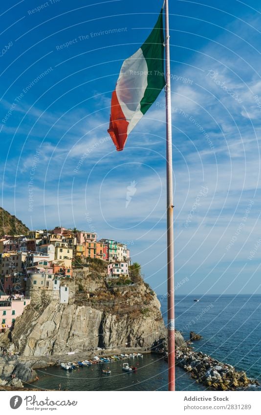 Fahnenschwingen auf Stadtbild und Meer Skyline Felsen Wahrzeichen Länder Italienisch Landschaft Ausflugsziel national Klippe patriotisch