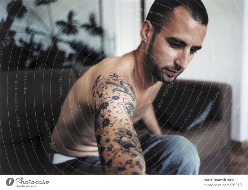 tatoo Tattoo Mann Sofa Wohnzimmer Wohnung Haut nachmittagslicht zigarette ausdämpfen oberkörper nackt Innenaufnahme