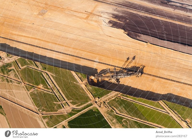 Braunkohletagebau Energiewirtschaft Kohlekraftwerk Umwelt Landschaft braun grün Bagger baggern Braunkohlentagebau grube Loch Zerstörung Farbfoto Luftaufnahme