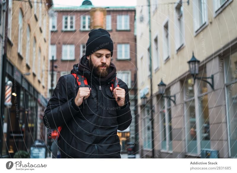 Backpacker in der Stadt Mann gutaussehend Großstadt Straße laufen Rucksack Vollbart Sightseeing Jugendliche Lifestyle lässig Mode Stil Erwachsene modern Mensch