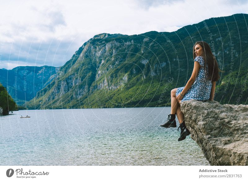 Frau auf Stein am See sitzend Berge u. Gebirge Natur Sommer Wasser Jugendliche Ferien & Urlaub & Reisen Lifestyle Mensch schön Landschaft Mädchen