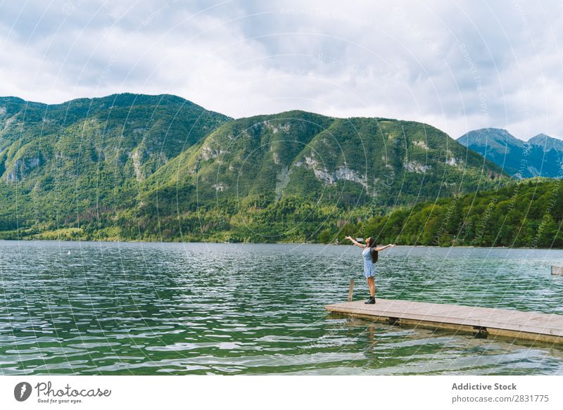 Frau auf dem Pier am See Berge u. Gebirge Anlegestelle Hände auseinander Natur Sommer Wasser Jugendliche Ferien & Urlaub & Reisen Lifestyle Mensch schön